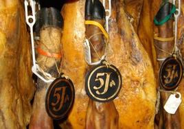Un jamón de bellota 100% ibérico Cinco Jotas de unos ocho kilos ronda los 700 euros.