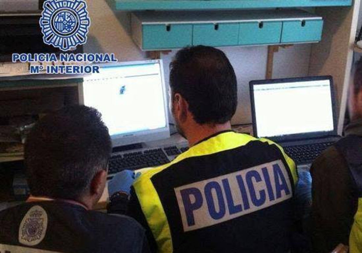 La Policía revisa archivos de ciberdelincuentes en una operación judicial.