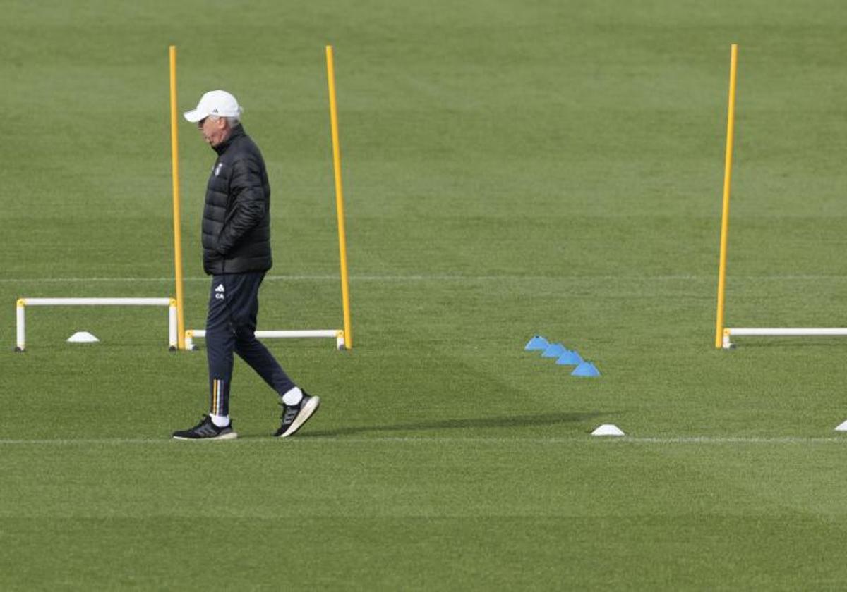 Carlo Ancelotti, durante el último entrenamiento del Madrid previo al duelo ante el Sevilla.