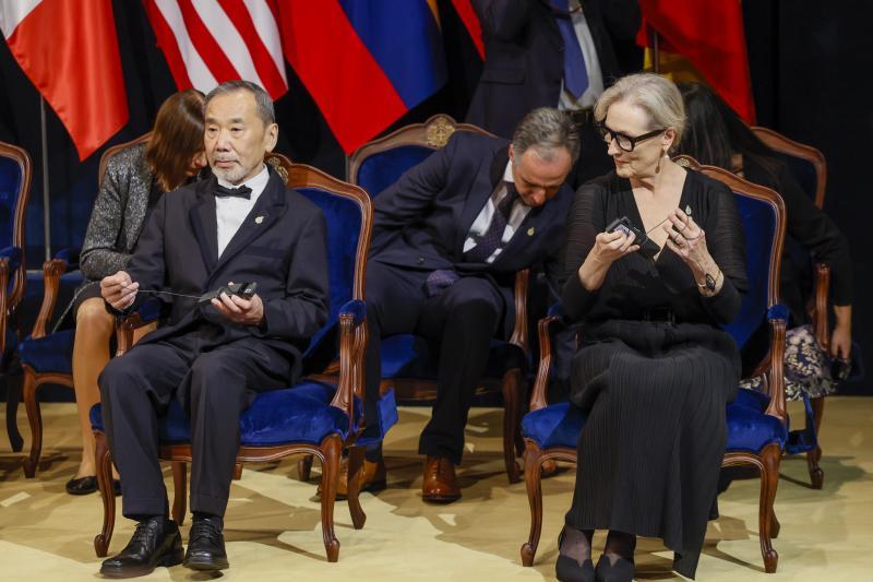 El escritor Haruki Murakami junto a Meryl Streep. 