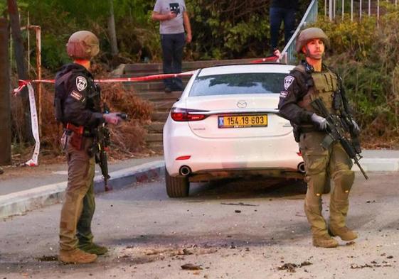 Las tropas israelíes inspeccionan una zona donde cayó un cohete lanzado desde Líbano en la ciudad de Kiryat Shmona, que será evacuada este viernes.