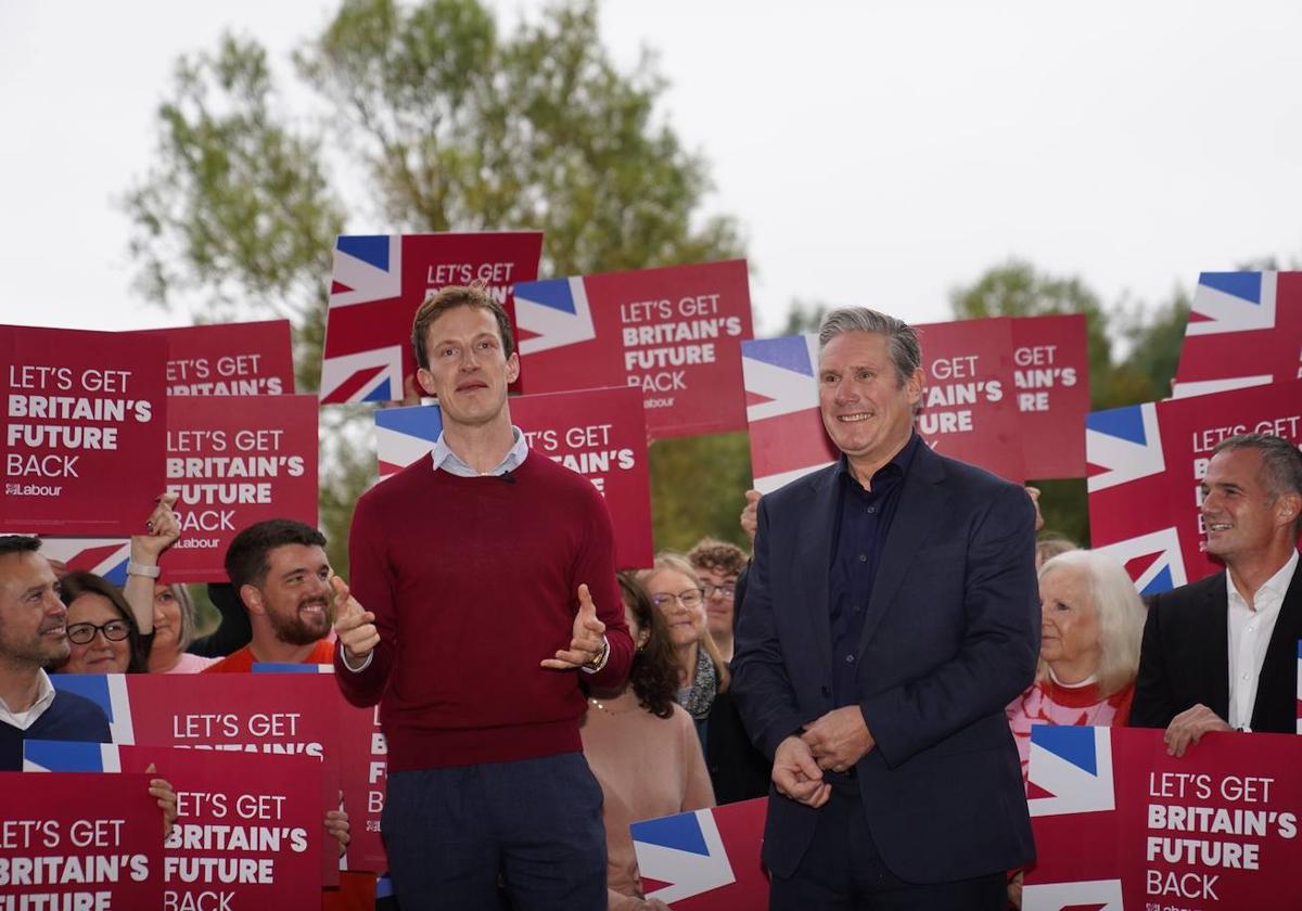 El líder del Partido Laborista, Keir Starmer, a la derecha, arropó el jueves a su candidato, Alistair Strathern, que resultó vencedor, en Bedford.