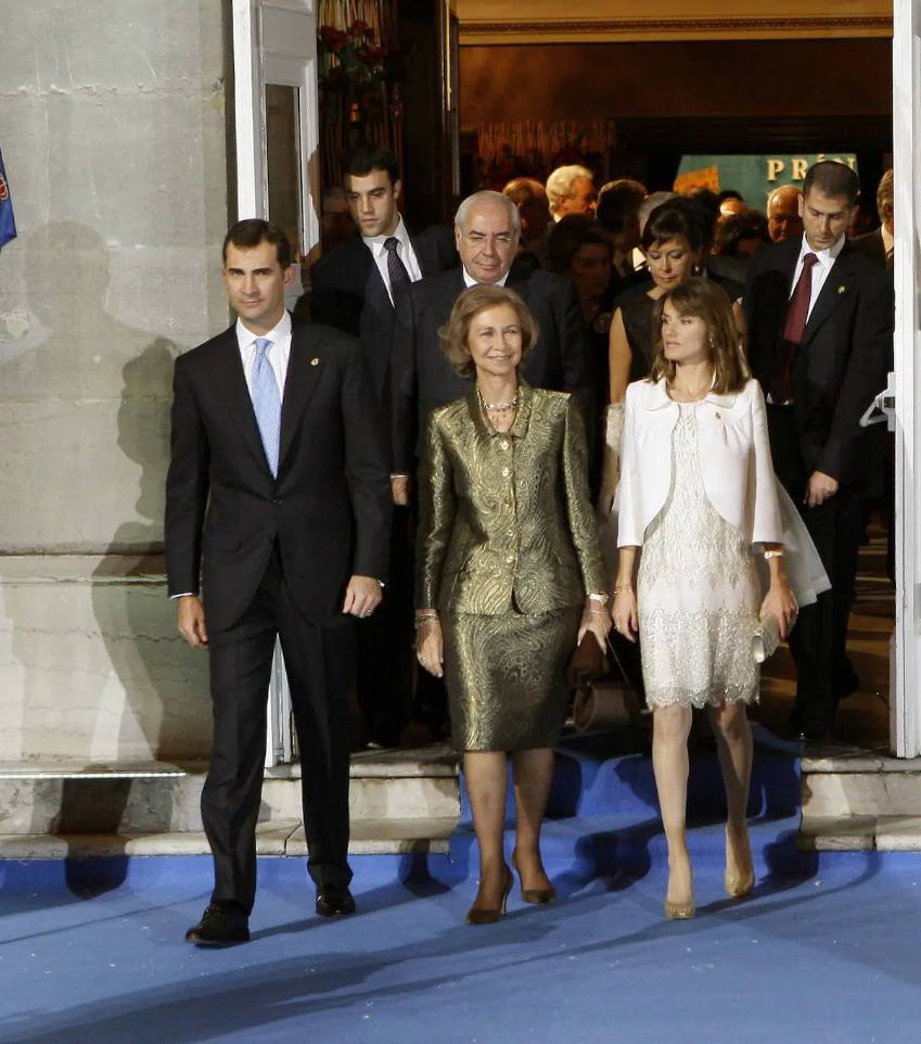 2007. Doña Letizia siguió apostando por los brillos con un vestido bordado con cristales de Swarosvki de Felipe Varela y una chaqueta en crepe blanca de corte poco favorecedor.