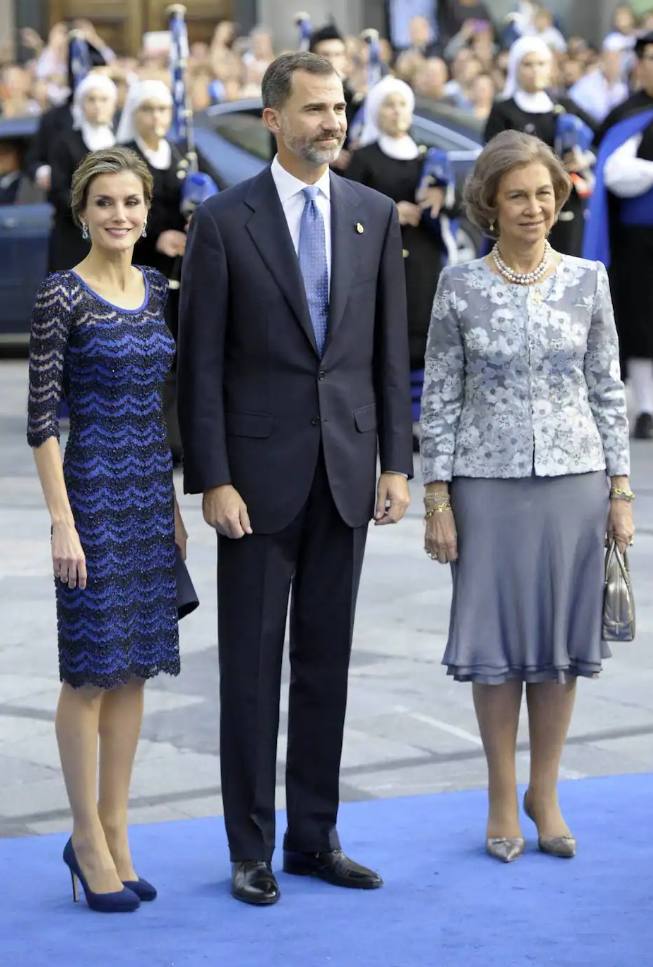 2014. Era su primera vez como Reina en la señalada cita, para la que escogió un vestido de silueta lápiz bordado en azul y negro de Felipe Varela.