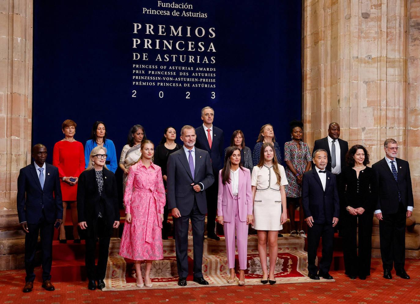 La Familia Real posa junto a los galardonados. 