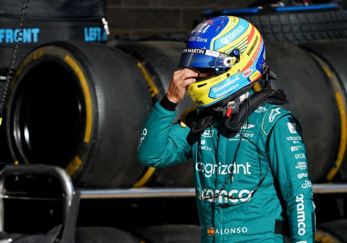 Fernando Alonso, en el box de Aston Martin durante la clasificación del GP de Estados Unidos.