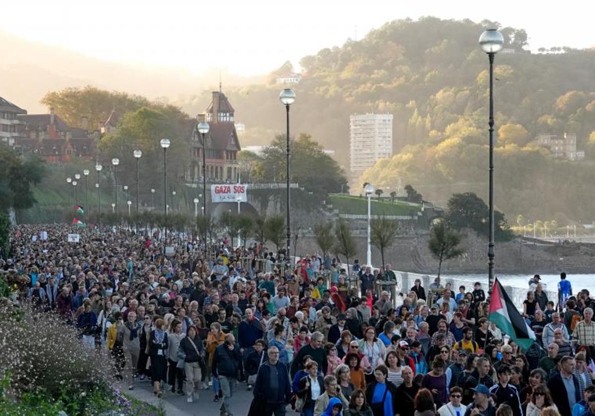 Varios miles de personas marcharon en San Sebastián en favor de Gaza.