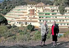 Las hermanas Lourdes y Estrella Beas posan frente al Residencial Santa Clara, pionero en la fórmula del 'cohousing' en España.