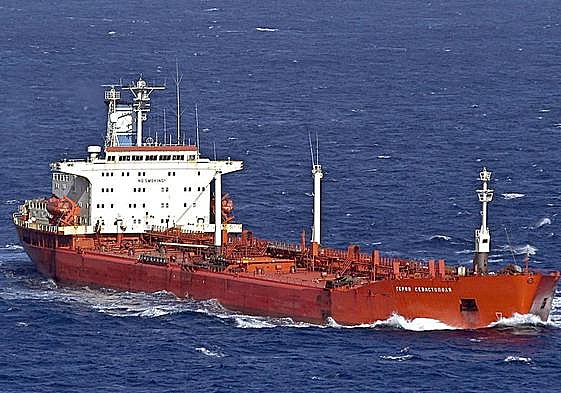 Un petrolero pasa cerca de las Islas Canarias.