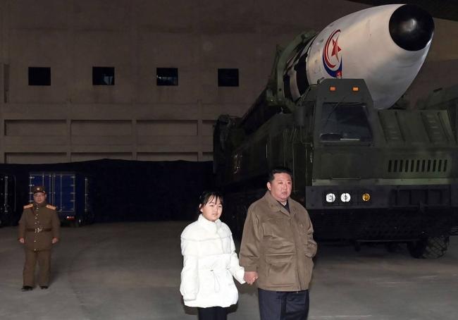 Kim Jong-un y su hija frente a uno de los misiles balísticos norcoreanos.