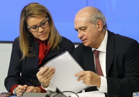 Los exministros María Dolores Cospedal y Jorge Fernández Díaz en una rueda de prensa tras un Consejo de Ministros.