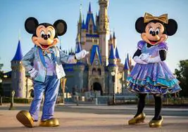 Mickey y Minnie Mouse ante el castillo de Cenicienta en el Disney World de Orlando (Florida).