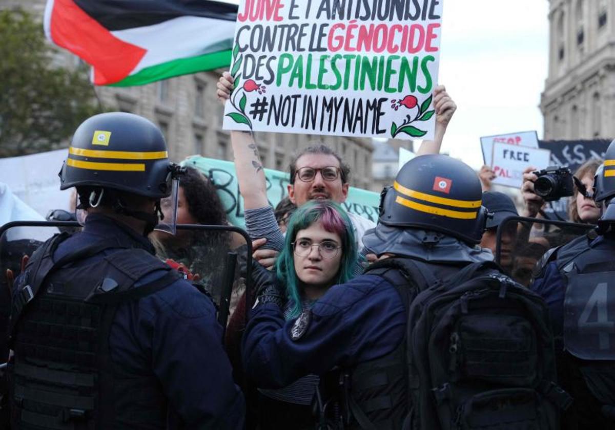 Manifestación de condena a los ataques de Israel en París.