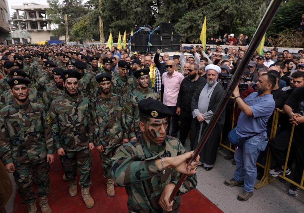 Miembros de Hezbolá participan en el funeral de uno de sus integrantes en Líbano.