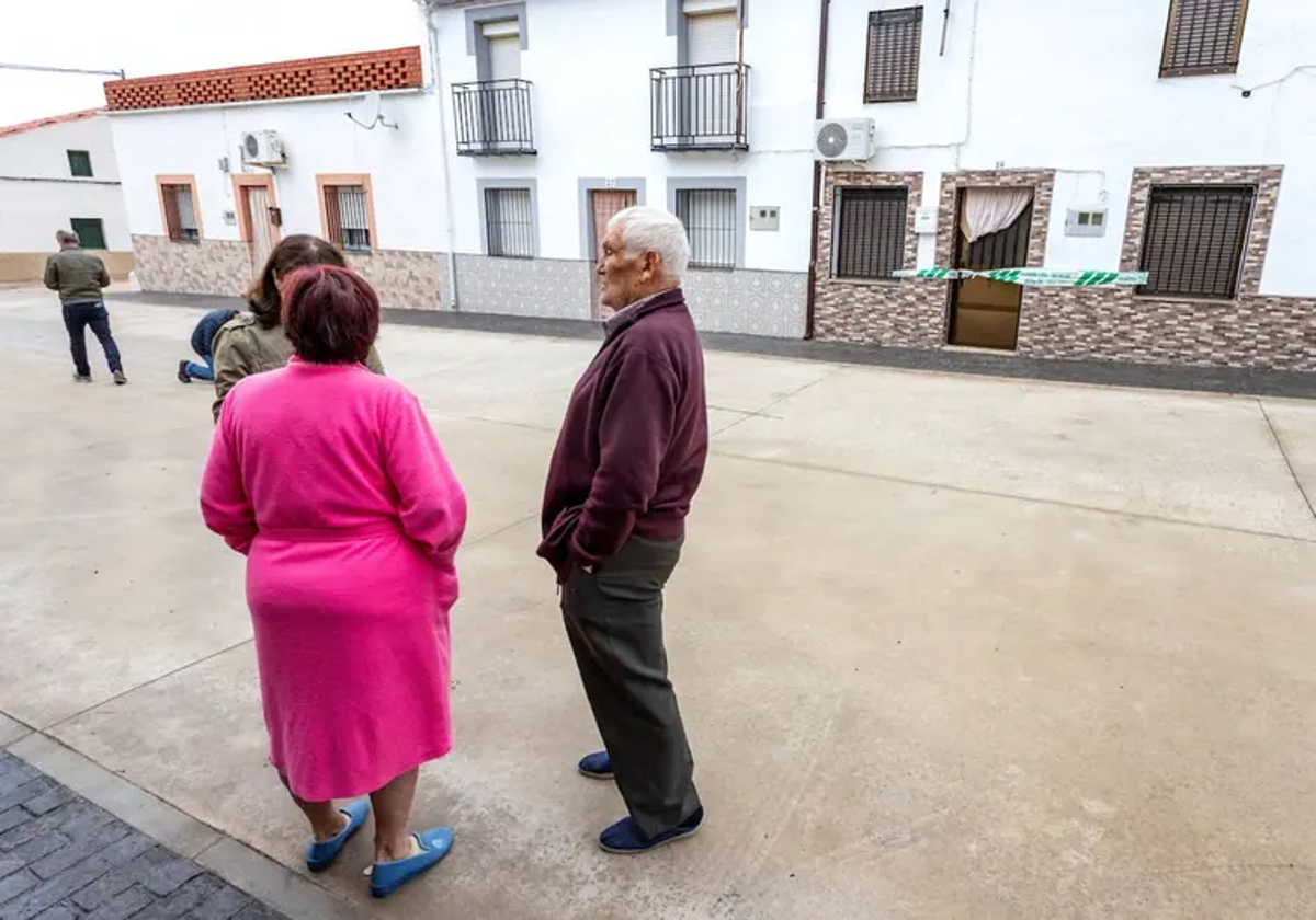 Vecinos de Semi y Kiko, frente a la casa precintada en la calle 2 de mayo