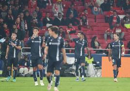 Brais Méndez celebra junto a sus compañeros el gol de la victoria.