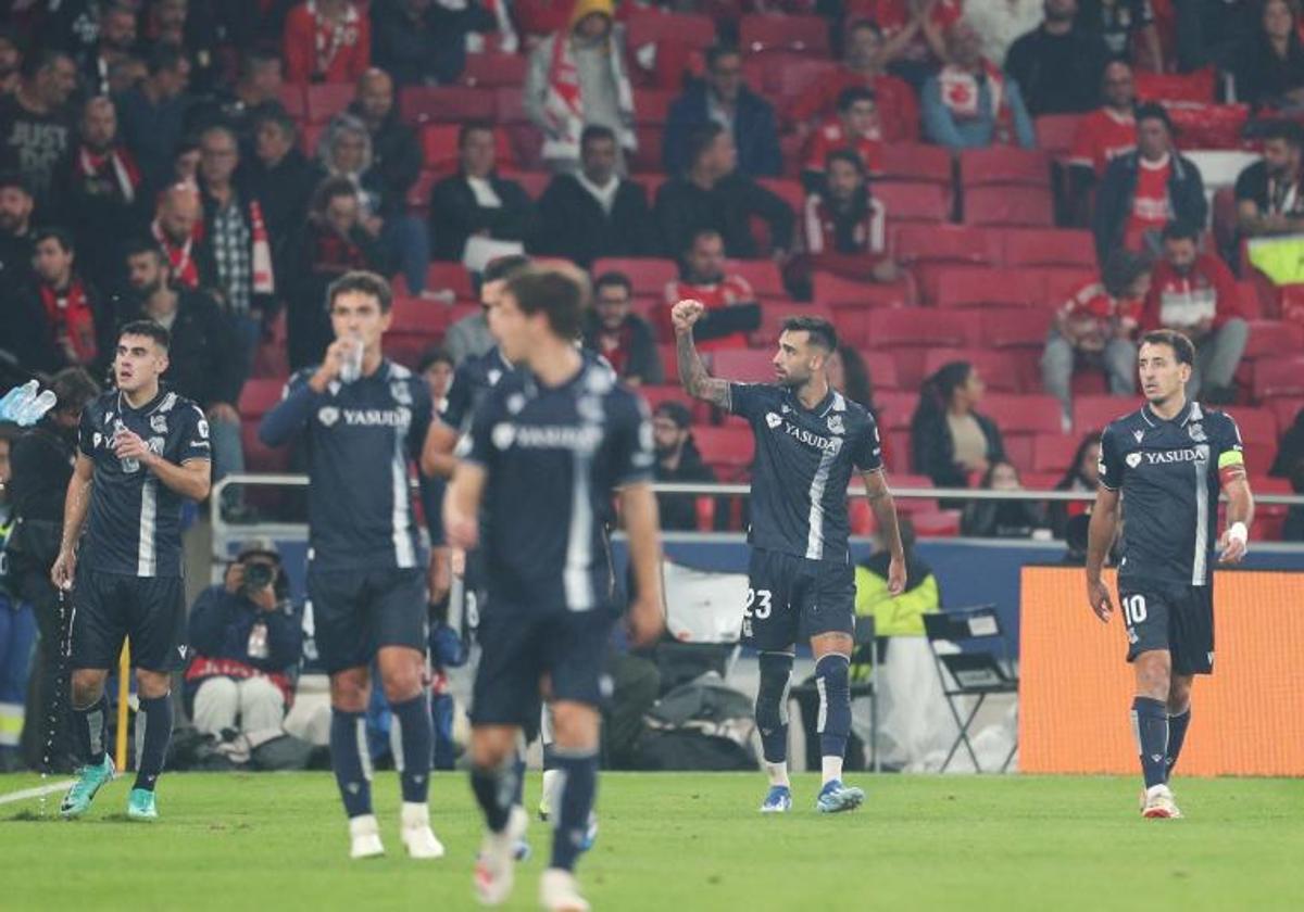 Brais Méndez celebra junto a sus compañeros el gol de la victoria.