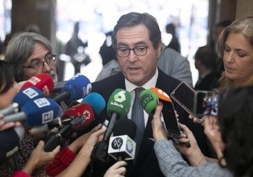 Los empresarios rechazan la reducción de la jornada laboral acordada entre PSOE y Sumar