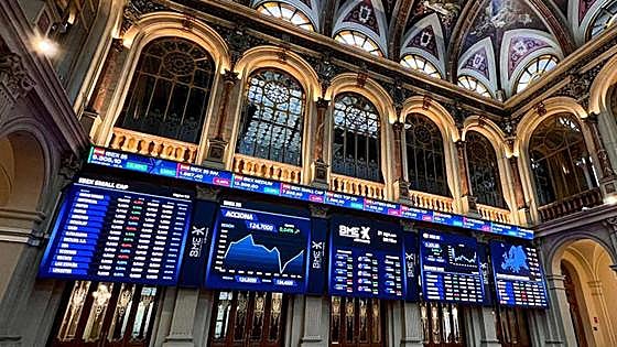 El pacto entre PSOE y Sumar castiga en Bolsa a banca, energéticas y Aena