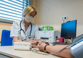 Una médica atiende a una paciente en un centro de salud de Álava.