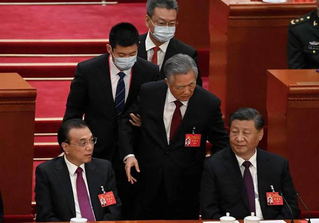 Moment of tension when former president Hu Jintao was evicted in front of Xi Jinping and Li Keqiang.