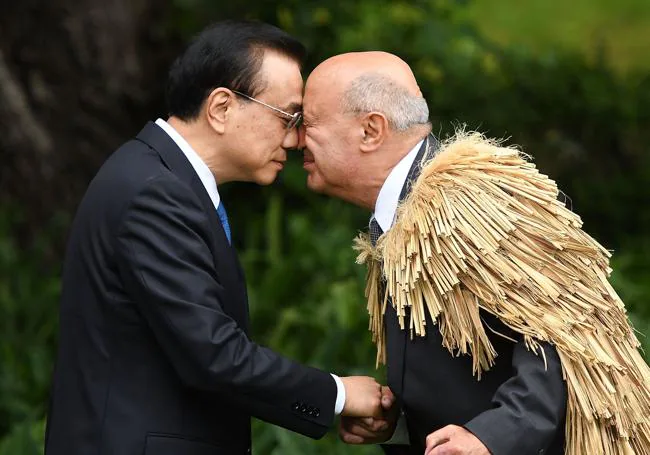 Li Keqiang greets a Maori leader.