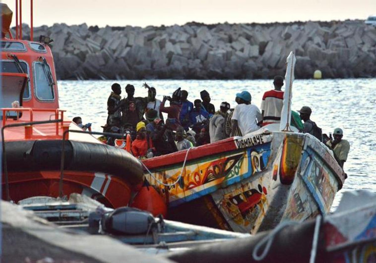 Llegada de un cayuco a Islas Canarias durante la actual crisis migratoria de este otoño