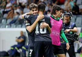 Ayoze se abraza Abde tras conseguir el gol de la victoria del Betis ante el Aris Limasol.