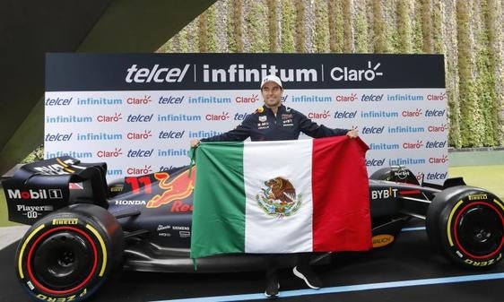 El piloto mexicano Sergio 'Checo' Pérez posa en la Ciudad de México (México)