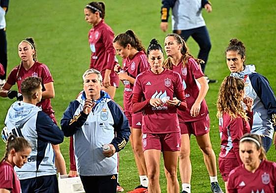 Montse Tome, junto a Jennifer Hermoso, en uno de los entrenamientos de España