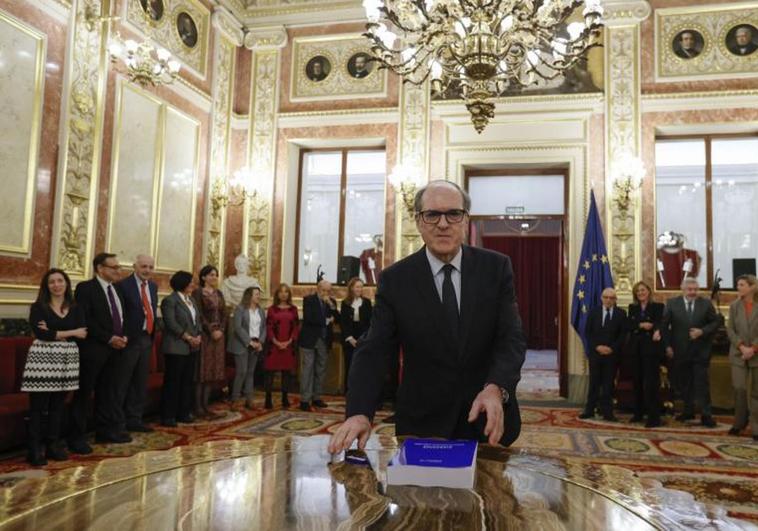 El Defensor del Pueblo, Ángel Gabilondo, entrega el informe del Defensor del Pueblo sobre denuncias por abusos sexuales en el ámbito de la Iglesia católico.