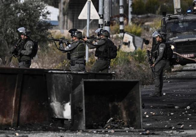 Tropas israelíes apuntan a un manifestante palestino durante una protesta en Cisjordania.