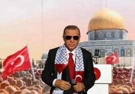 Recep Tayyip Erdogan, con un pañuelo con las banderas palestina y turca.