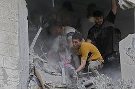 Palestinos recuperan un cuerpo entre los escombros de una vivienda destruida en la Franja.