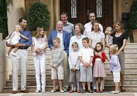 Verano de 2007. La entonces Familia Real posa en la escalinata de Marivent, la última imagen en que aparece Jaime de Marichalar.