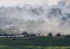 Tanques y bulldozers israelíes se encuentran posicionados en las afueras de Ciudad de Gaza.