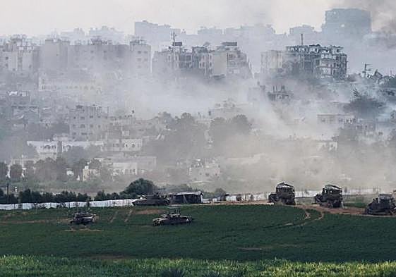 Tanques y bulldozers israelíes se encuentran posicionados en las afueras de Ciudad de Gaza.