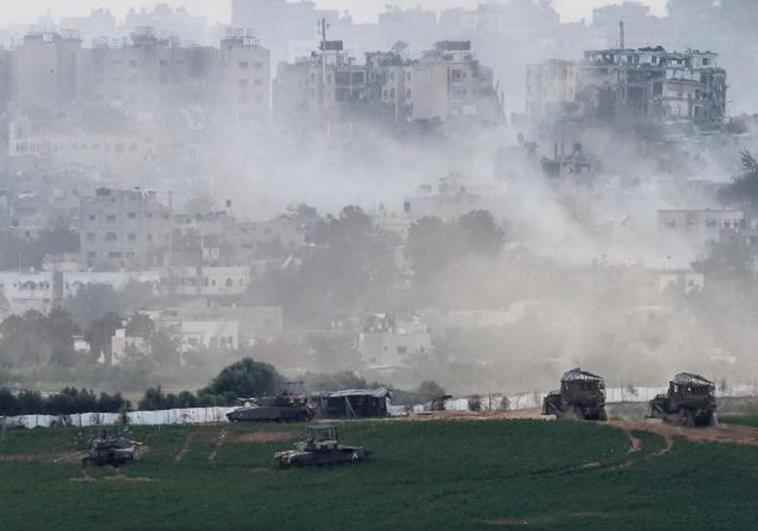 Tanques y bulldozers israelíes se encuentran posicionados en las afueras de Ciudad de Gaza.