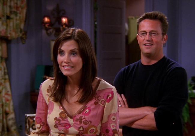 Mónica y Chandler juntos.