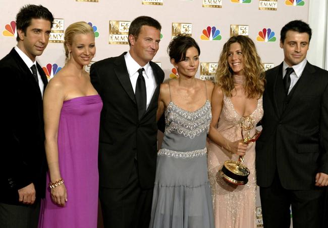 The cast of 'Friends', with the Emmy that the series won in 2002.