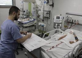 Un niño palestino herido en un bombardeo israelí recibe tratamiento en la unidad de cuidados intensivos del hospital Nasser, en Khan Yunis.