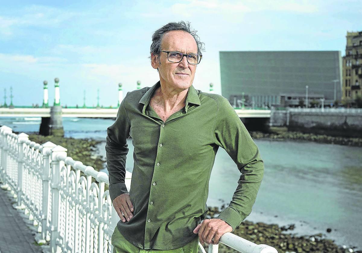 Alberto Iglesias, fotografiado junto al María Cristina, con el Kursaal al fondo.