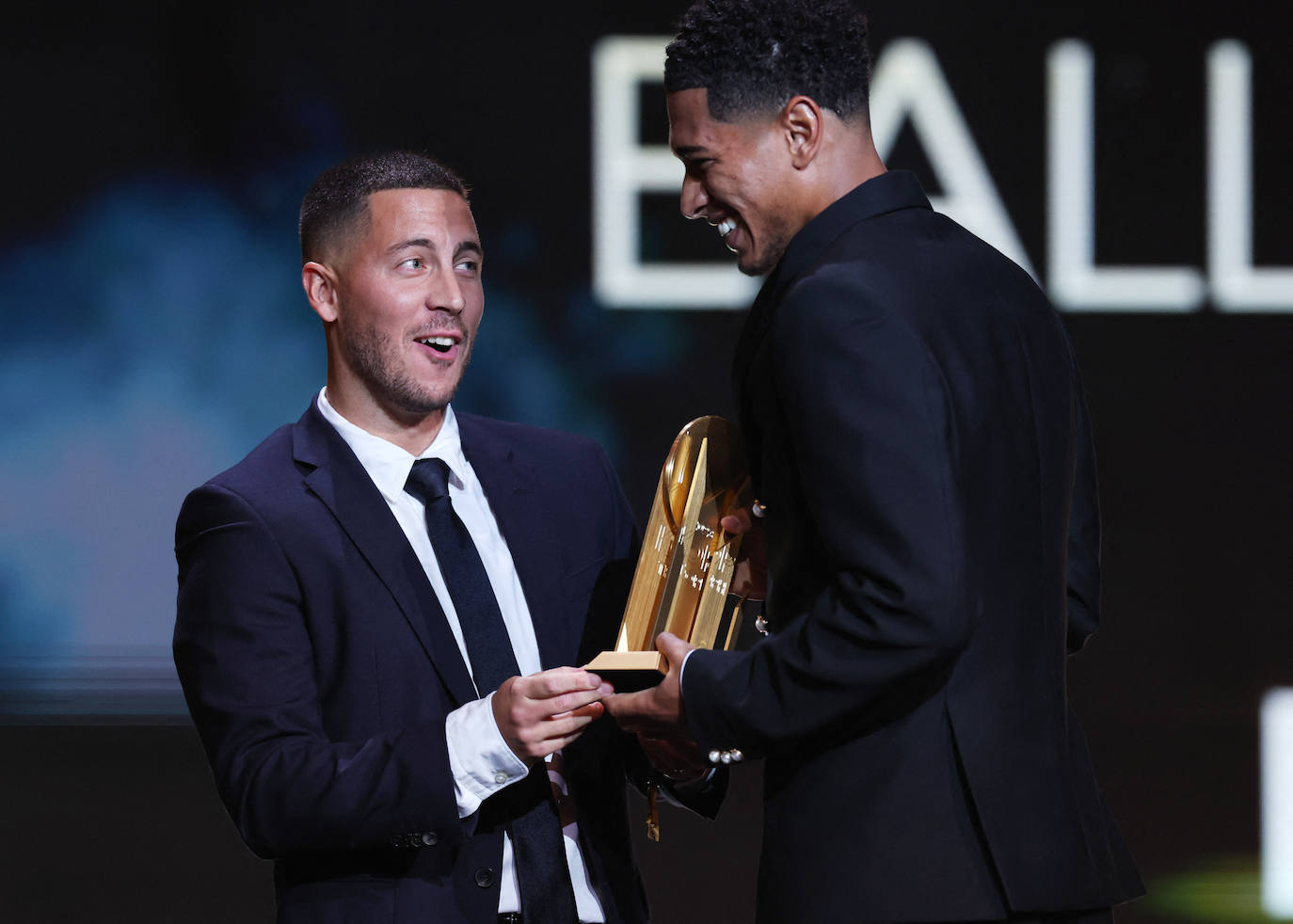 Jude Bellingham recibe de manos de Eden Hazard el Trofeo Kopa que acredita al inglés como mejor jugador de menos de 21 años.