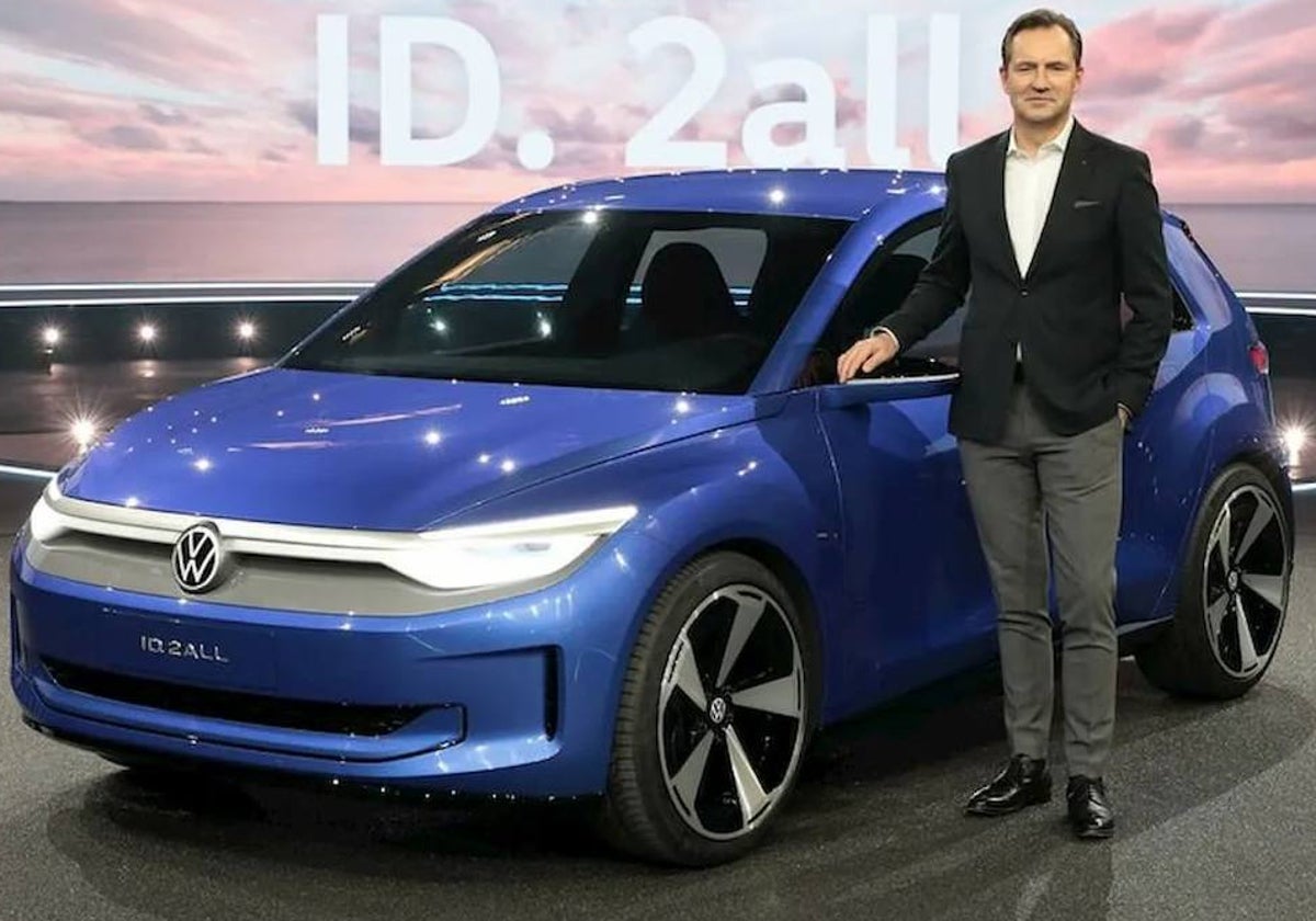 El CEO de Volkswagen, Thomas Schäfer, junto al VW ID2, que se fabricará en España.