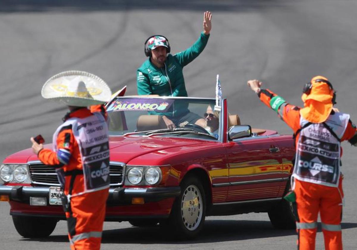 Fernando Alonso saluda al público mexicano.