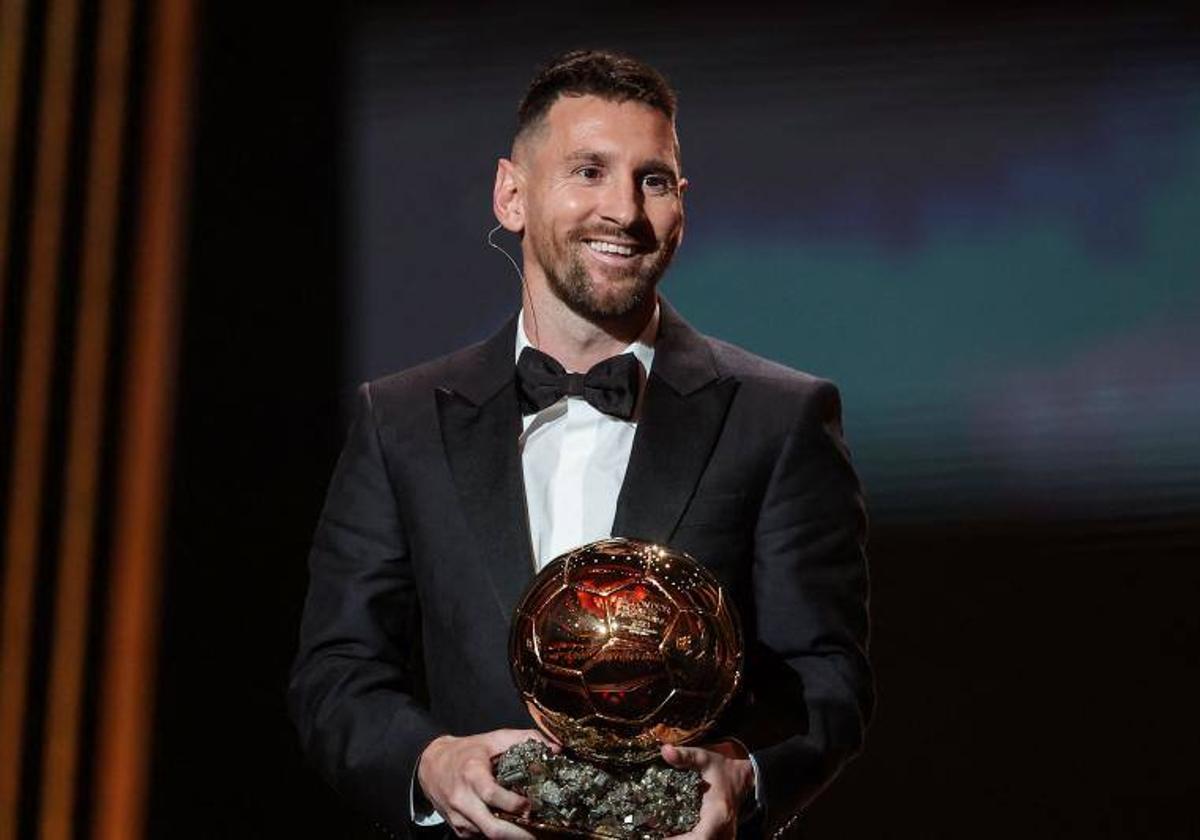 Leo Messi recogió su octavo Balón de Oro este lunes en París.