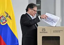 El presidente colombiano, Gustavo Petro, al depositar su voto este domingo en Bogotá.