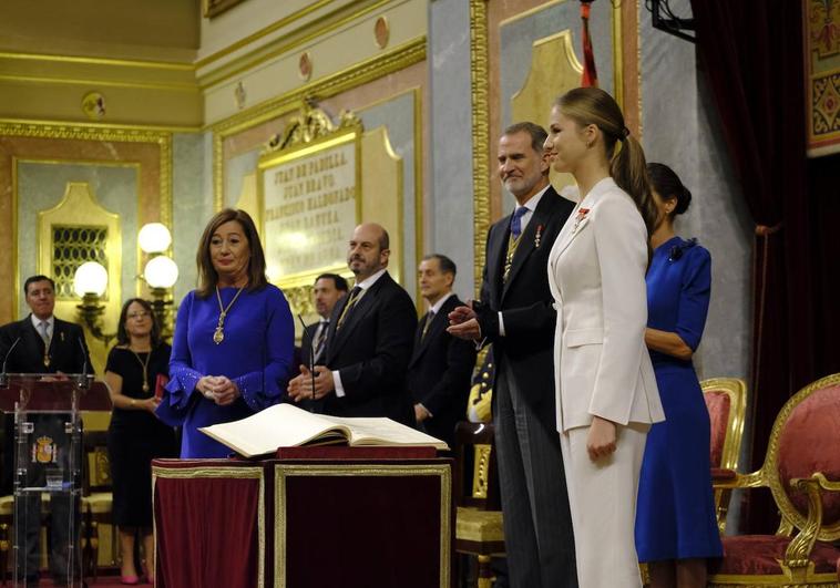 La princesa Leonor junto al Rey y la presidenta del Congreso tras jurar la Constitución