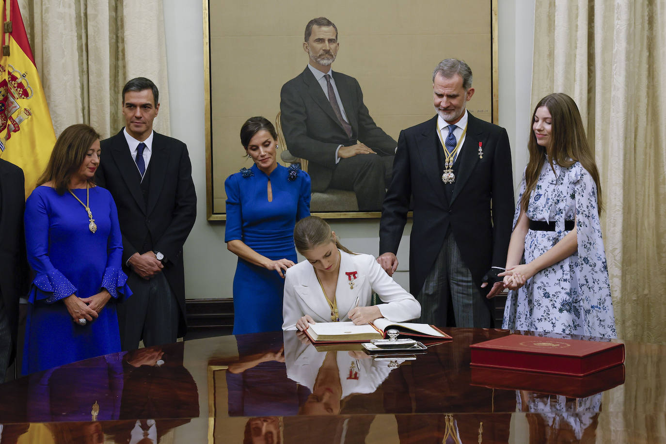 La princesa Leonor firma el libro de honor del Congreso, que estrena su segundo tomo hoy con el acto que acontece, en presencia de sus padres, los reyes Felipe y Letizia; su hermana, la infanta Sofía; el presidente del Gobierno, Pedro Sánchez (2i); y la presidenta del Congreso, Francina Armengol (i)