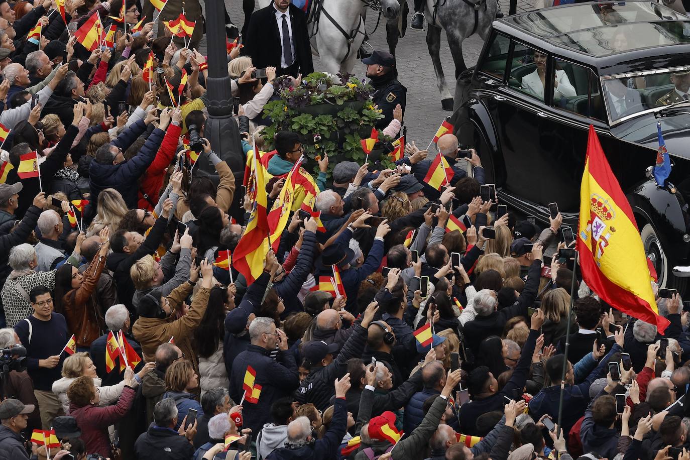 La princesa Leonor saluda a la multitud tras del acto de jura de la Constitución en el Congreso